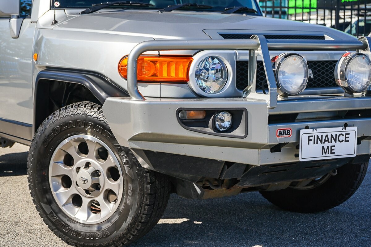 Toyota Fj Cruiser image 2