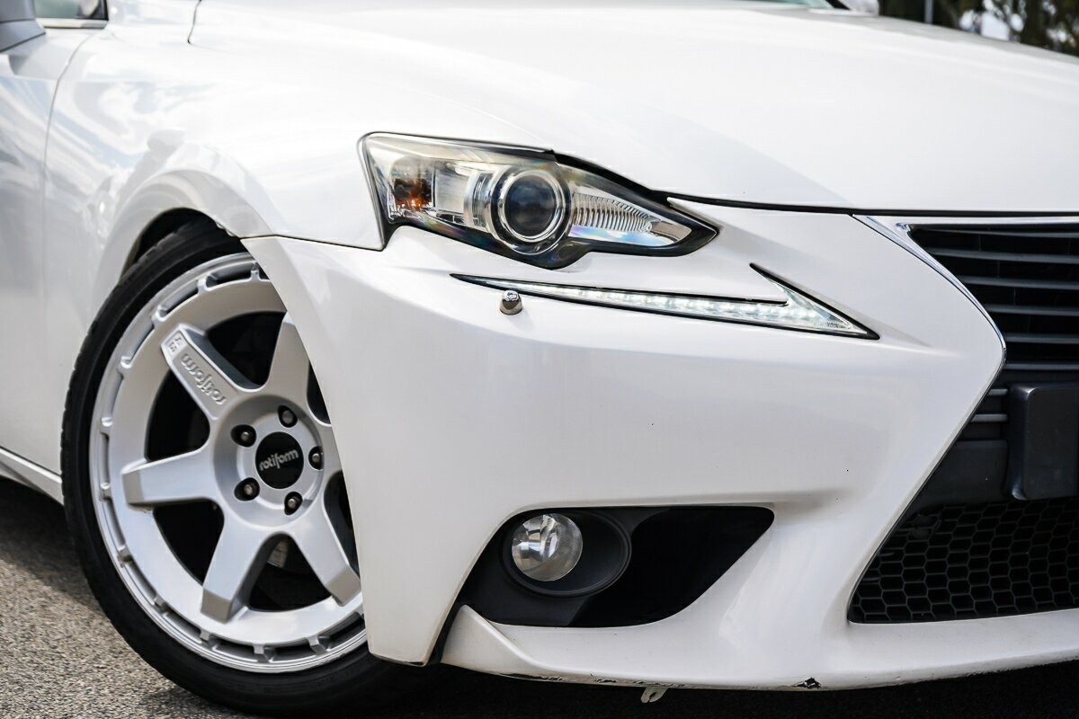 Lexus Is image 2
