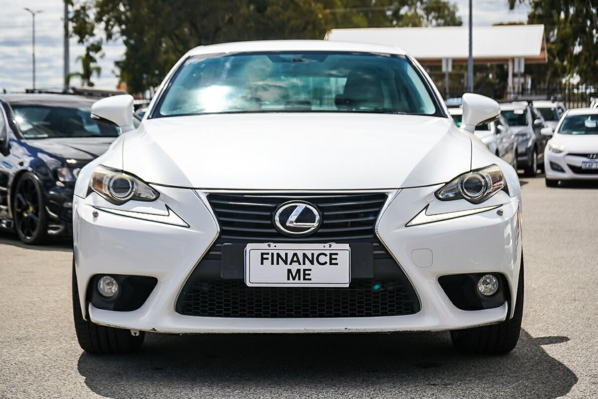 Lexus Is image 3