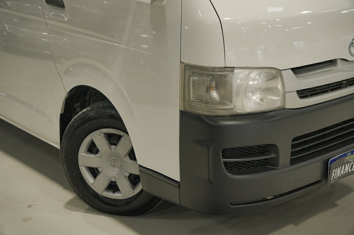 Toyota Hiace image 2